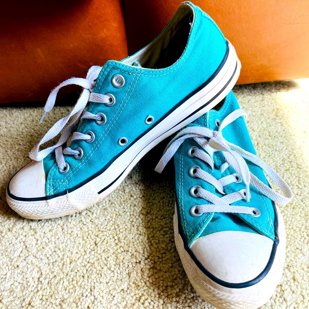 Women’s 8.5 low top converse. Teal. Gently worn.